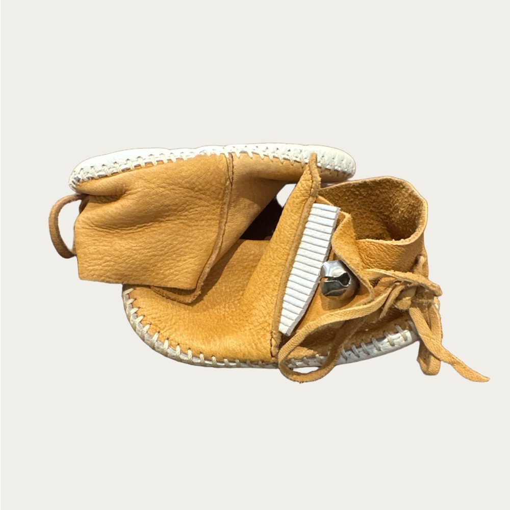 Minnetonka Kids Moccasins in Tan and White size 6. Vintage - Picture 3 of 4